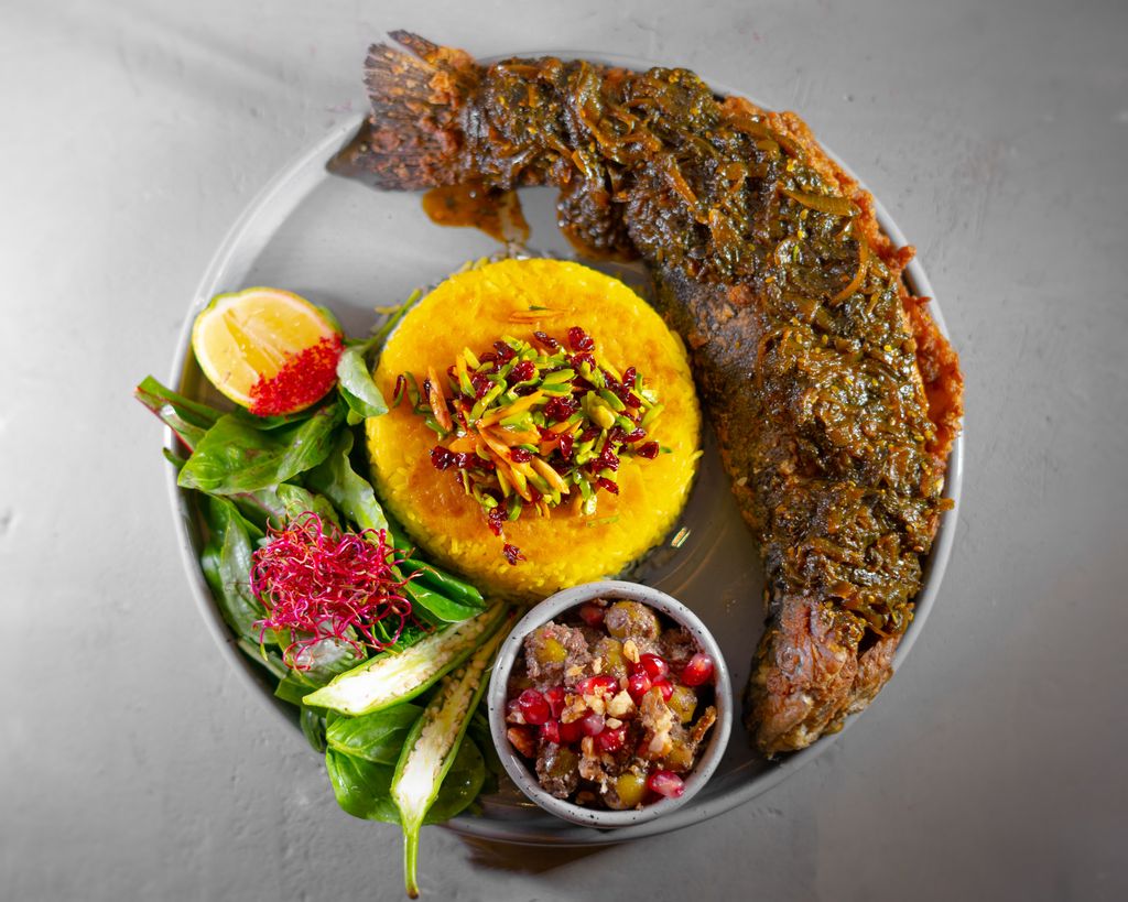 سبزی پلو با ماهی و سس حشو